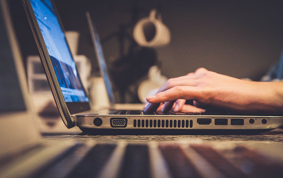 Internauta navegado por internet sobre noticias de Coronavirus
