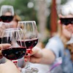 Emprendedores brindando con copas de vino tras inaugurar bodega